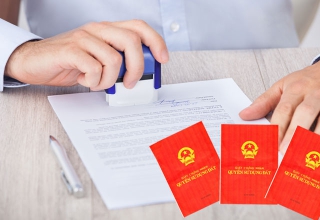 Công chứng nhầm sổ đỏ giả, công chứng viên chịu trách nhiệm gì?