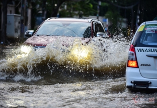 NHỮNG ĐIỀU CẦN LƯU Ý KHI LÁI Ô TÔ DƯỚI TRỜI MƯA