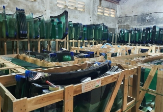 'Lò sản xuất' kính ôtô giả bị phát hiện