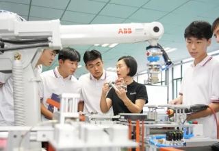 Chuyện lạ ở Trung Quốc: Không có bằng đại học lại được săn đón nhiệt tình, hàng loạt ông lớn xe điện, bán dẫn như BYD, CATL... cũng ‘khát’ những nhân lực này